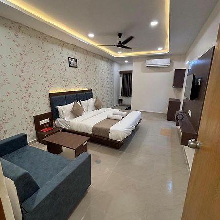 Hotel Mountain Bharuch Экстерьер фото