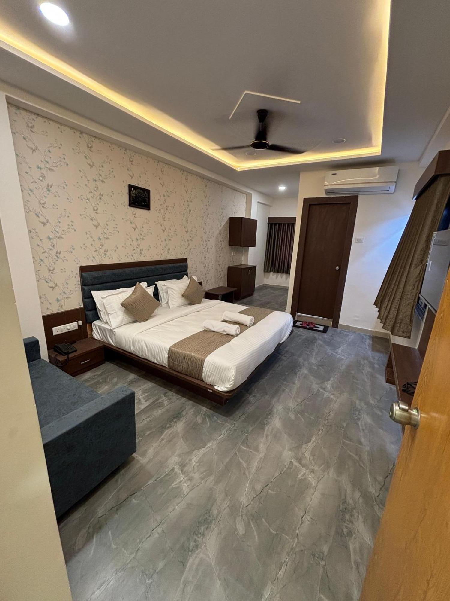 Hotel Mountain Bharuch Экстерьер фото