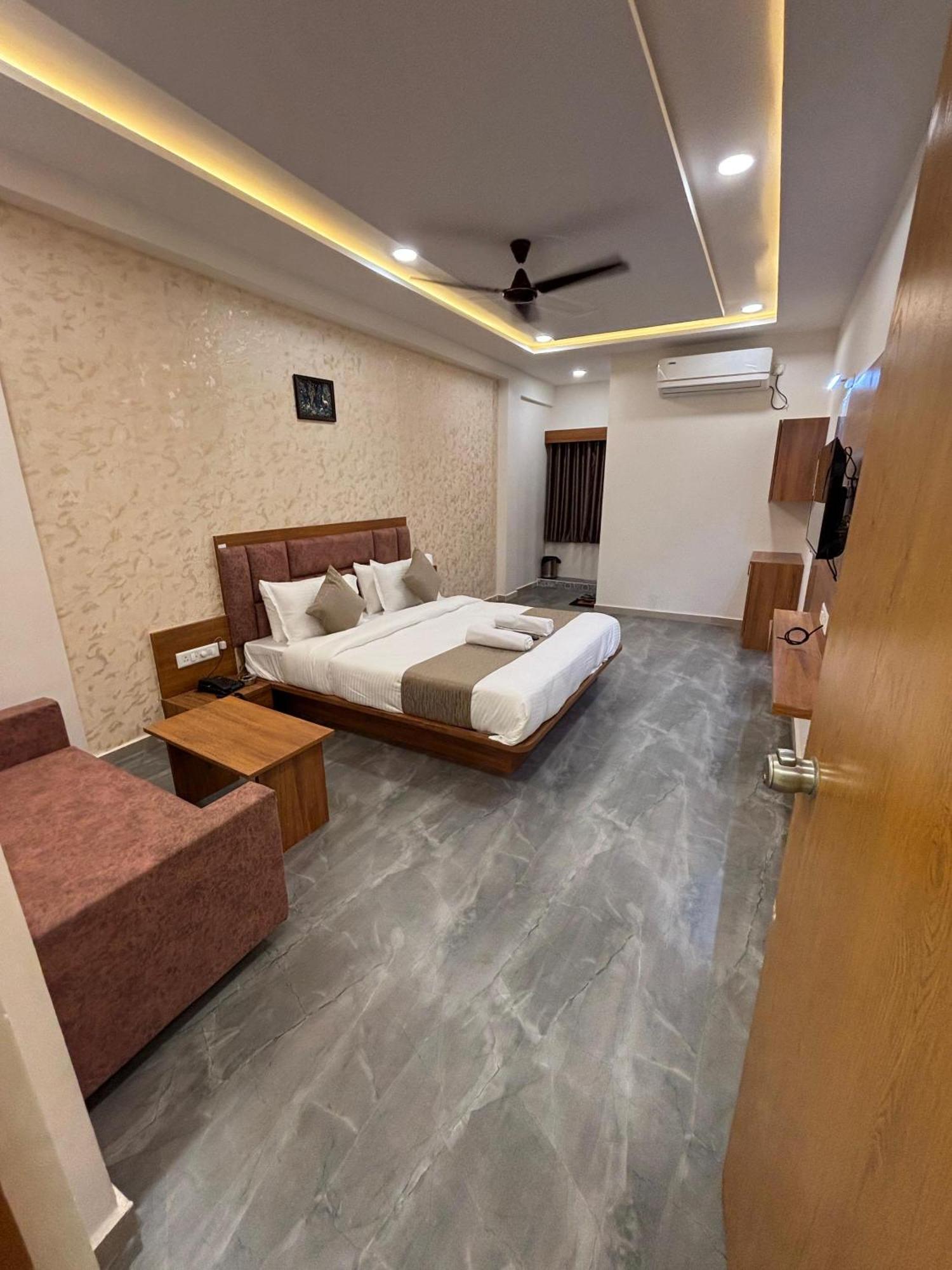 Hotel Mountain Bharuch Экстерьер фото