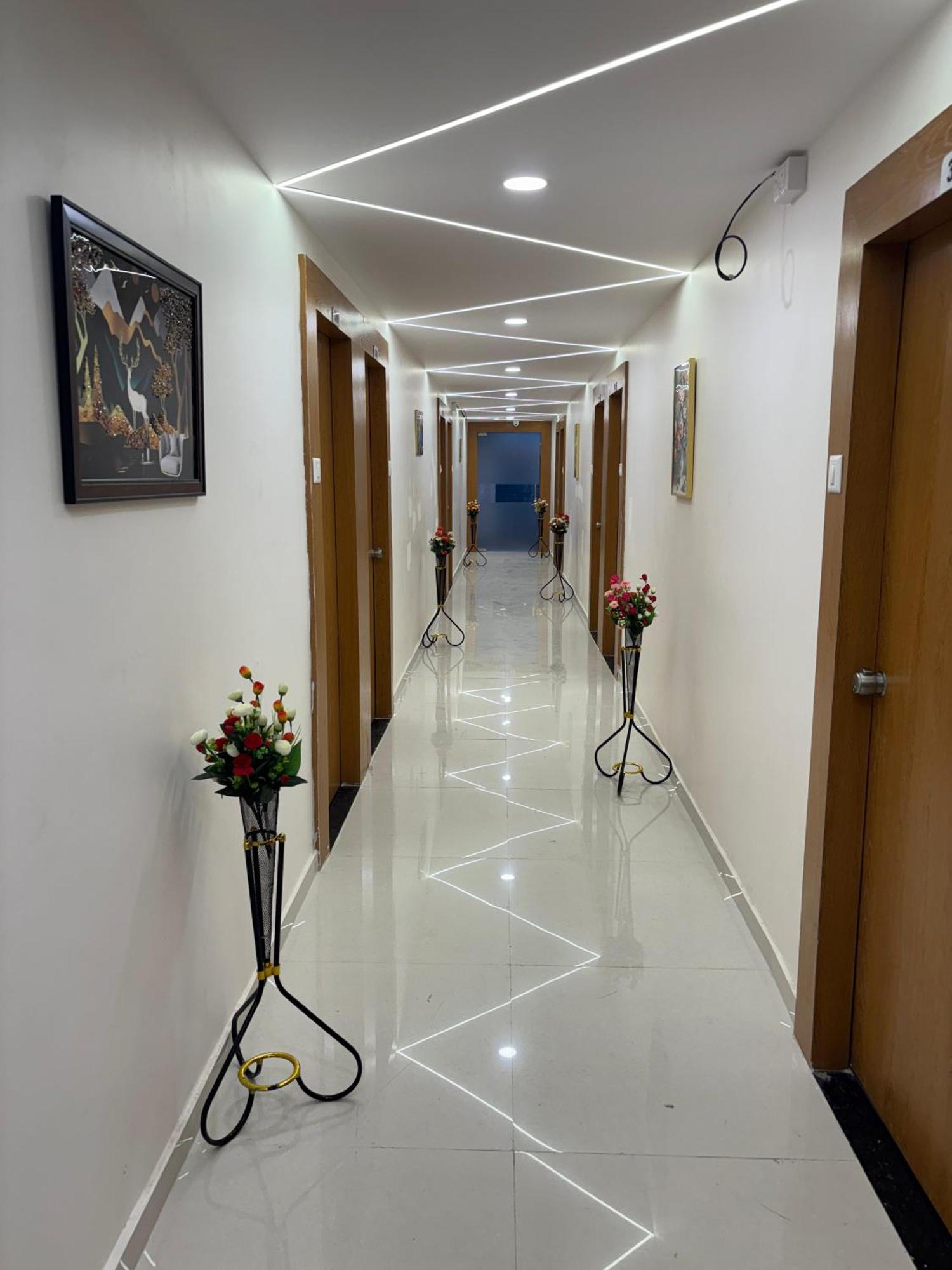 Hotel Mountain Bharuch Экстерьер фото