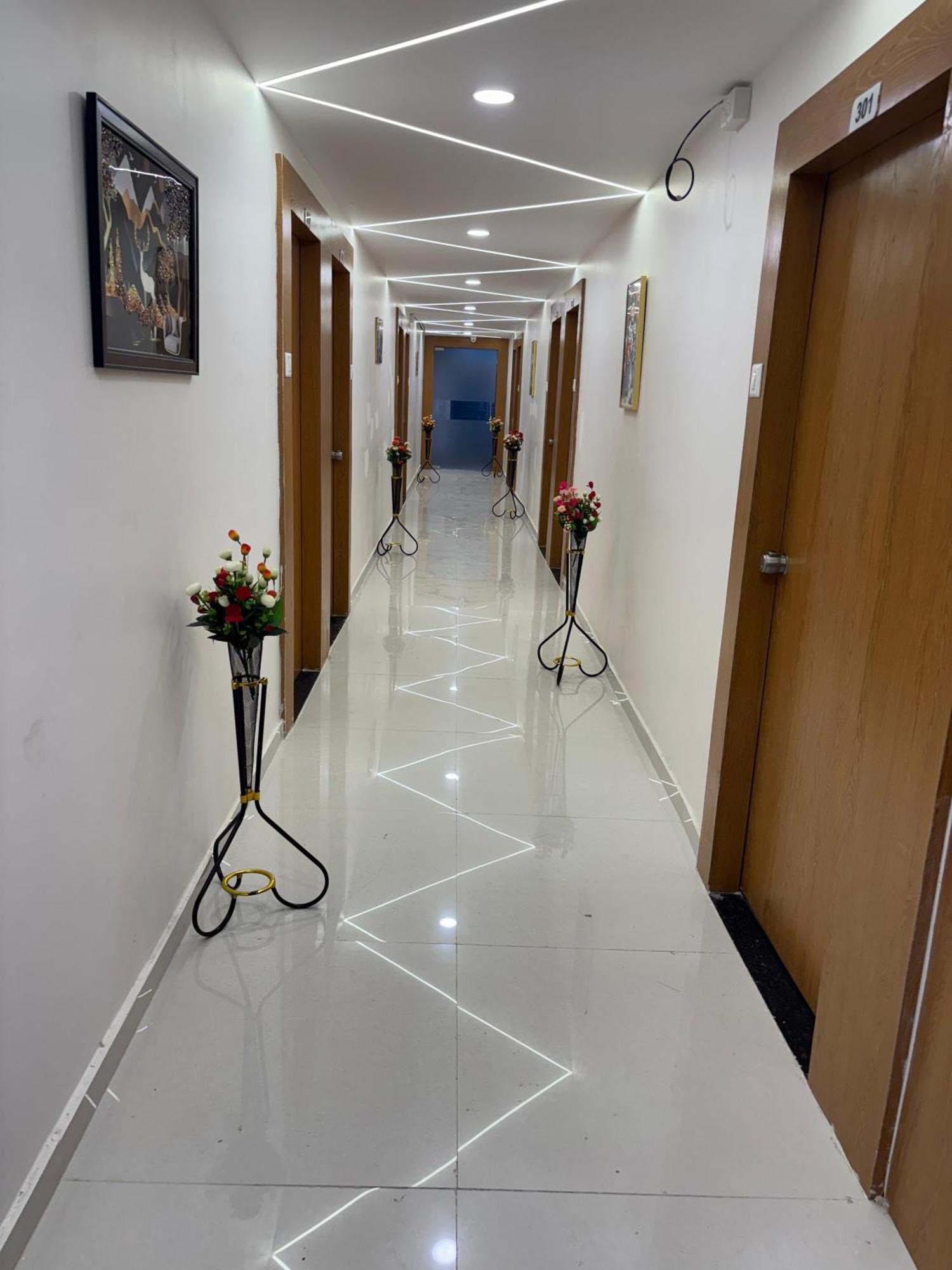 Hotel Mountain Bharuch Экстерьер фото