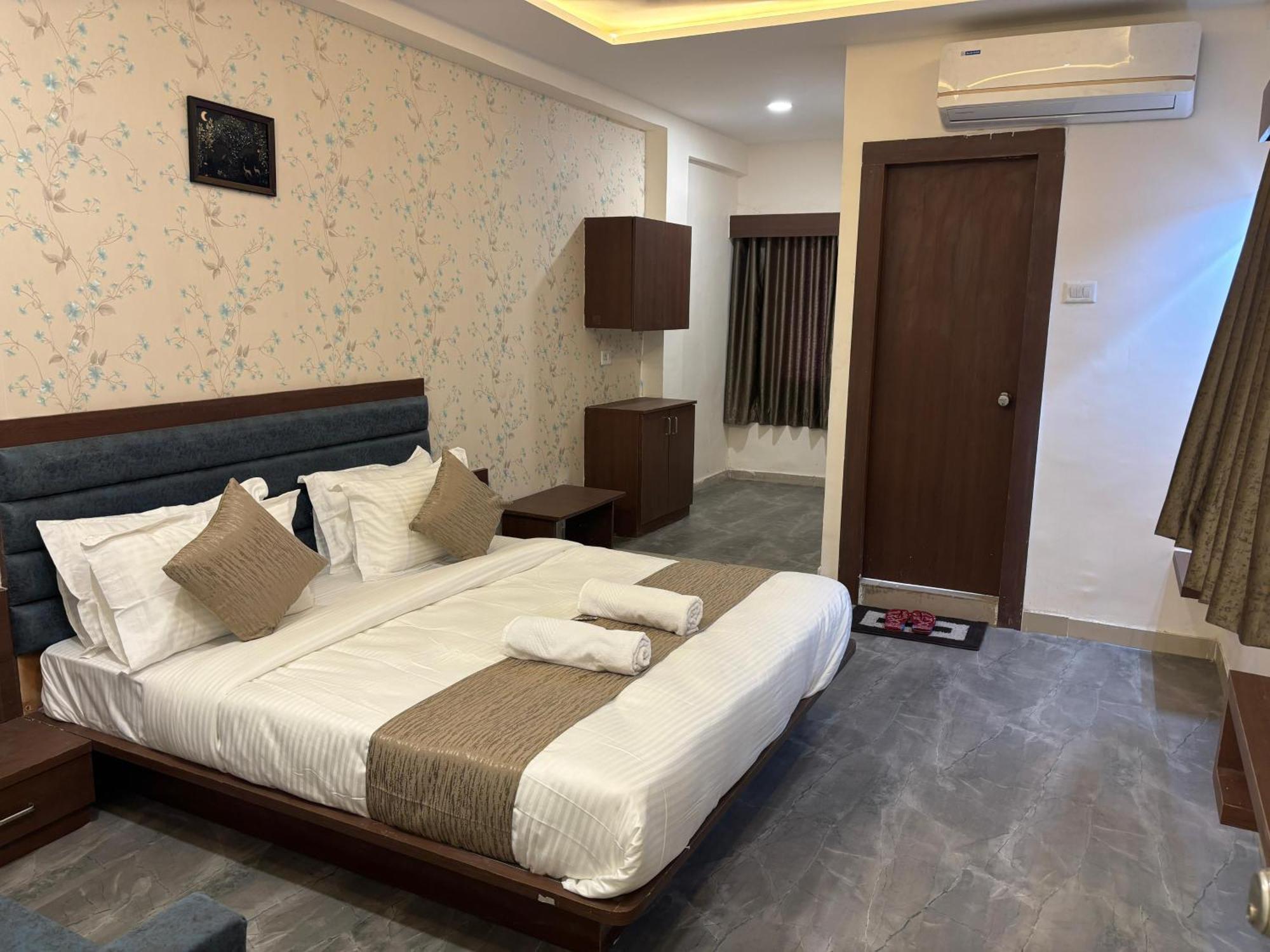 Hotel Mountain Bharuch Экстерьер фото