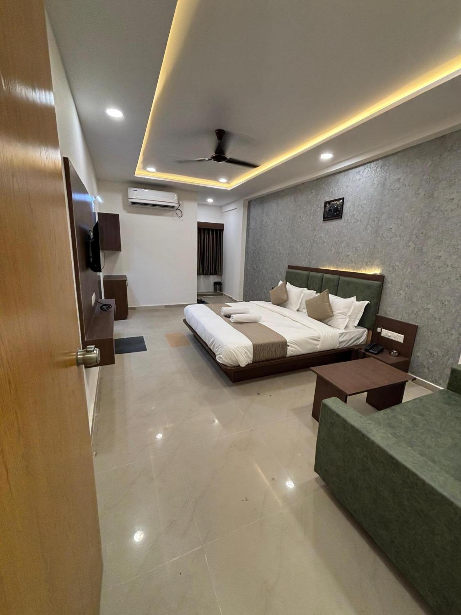 Hotel Mountain Bharuch Экстерьер фото