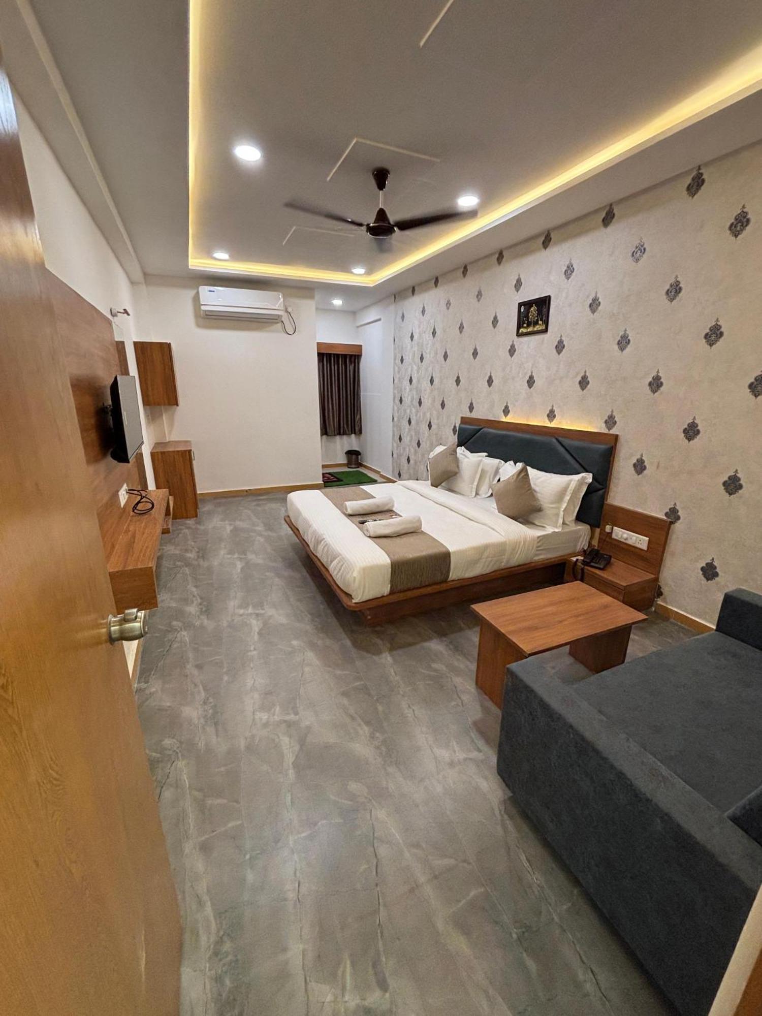 Hotel Mountain Bharuch Экстерьер фото