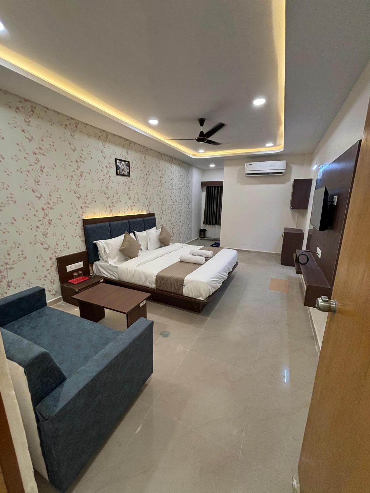 Hotel Mountain Bharuch Экстерьер фото